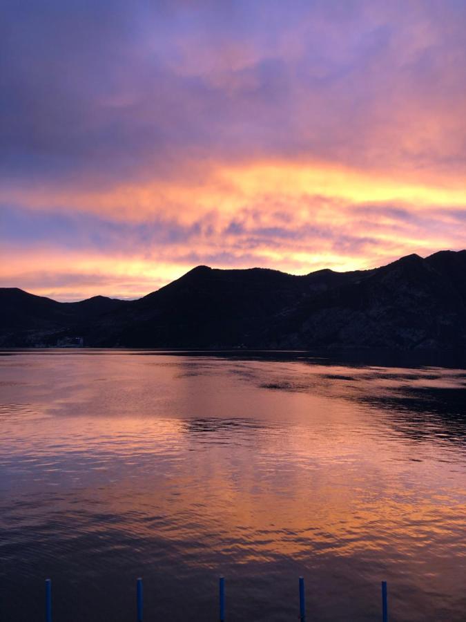 Residenza Di Prestigio In Riva Al Lago Marone Loft 外观 照片